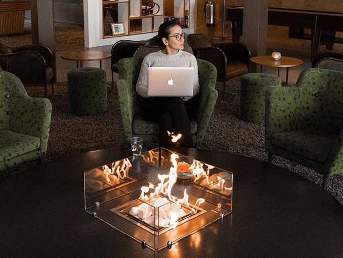 Kvinde ved en biopeis med computer