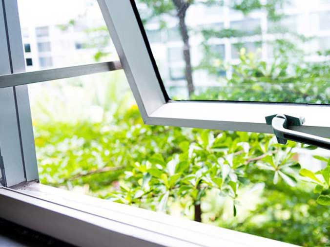 Åpent vindu for ventilasjon i rommet