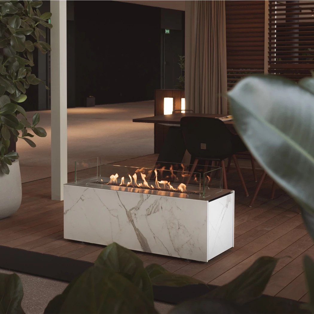 Planika Fires Cabo Daze / Laurent - Automatisk utendørs bioetanolpeis - Tilgjengelig i hvit og sort marmorfarge - Seks flammenivåer - Med fjernkontroll og app