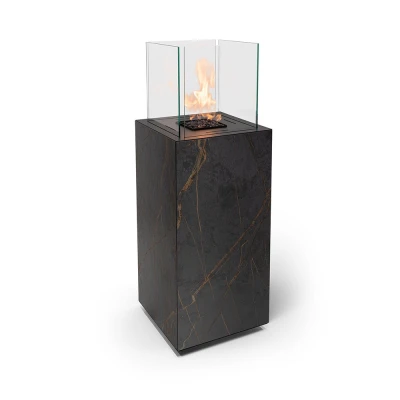 Planika Porto automatisk BEV bioetanolpeis med Dekton-plater i marmorfinish. Planika Porto automatisk BEV bioetanol biopeis med Dekton-plater i marmorfinish