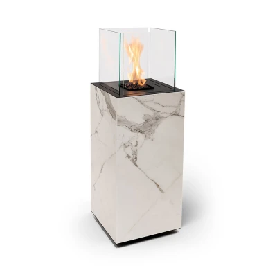 Planika Porto automatisk BEV bioetanolpeis med Dekton-plater i marmorfinish. Planika Porto automatisk BEV bioetanol biopeis med Dekton-plater i marmorfinish