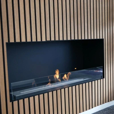 Foco One 1000 - en-sidig innebygd bioetanol peis Foco One 1000 - en-sidig bioetanol peis til installasjon i en vegg, med flammesyn fra fronten.