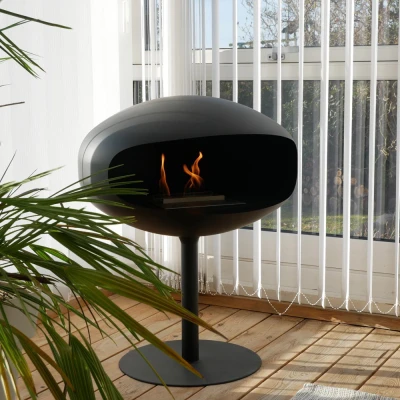 Cocoon Pedestal i Svart med svart fot fra Cocoon Fires Svart Cocoon Pedestal fra Cocoon Fire med svart fot