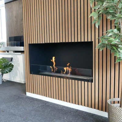 Foco One 1200 - en-sidig innebygd bioetanol peis Foco One 1200 - en-sidig bioetanol peis til installasjon i en vegg, med flammesyn fra fronten.