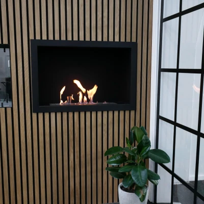 Foco One 800 - en-sidig innebygd bioetanol peis Foco One 800 - en-sidig bioetanol peis til installasjon i en vegg, med flammesyn fra fronten.