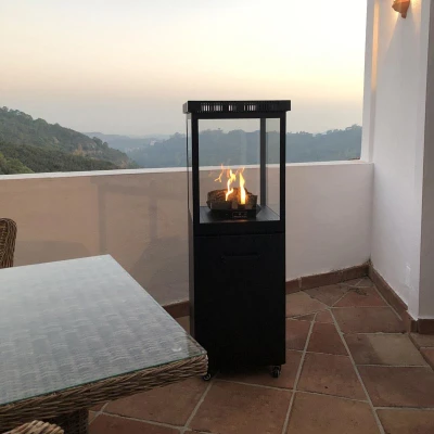 Muztag Mallorca design terrassevarmeren til gass | Biopeiser Mallorca utendørs gasspeis i svart fra Muztag