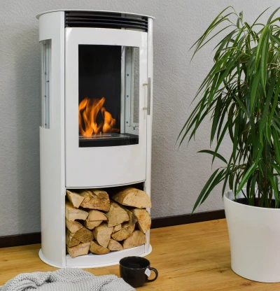 Hvit biopeis i vedovn-design – Sikker og stilfull Hvit frittstående biopeis i klassisk design med dør og sikkerhetsgitter.