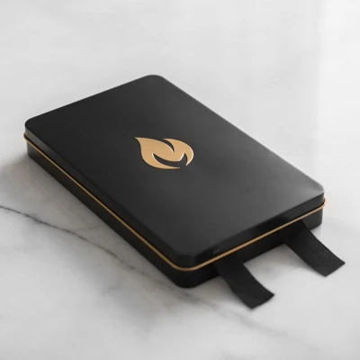 Nordic Flame brannteppe i svart og gull designboks