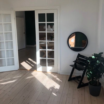 Rund sort innebygd biopeis i hvitt Sort sirkulær innebygd biopeis med en brennetid på ca. 3 timer.