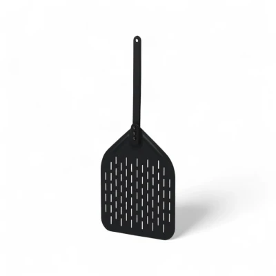 Svart 12-tommers pizzaspade i perforert aluminium med langt håndtak