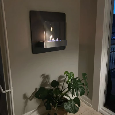 Stilig bio biopeis i svart med glass Stilig biopeis i svart med glass for å beskytte flammen mot barn og kjæledyr.
