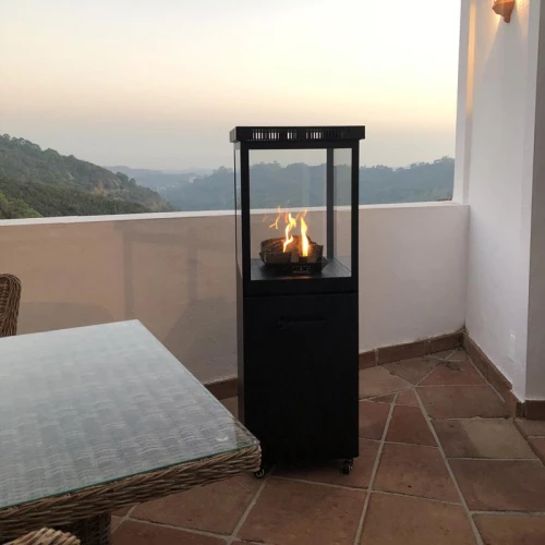 Muztag Mallorca design terrassevarmeren til gass | Biopeiser Mallorca utendørs gasspeis i svart fra Muztag