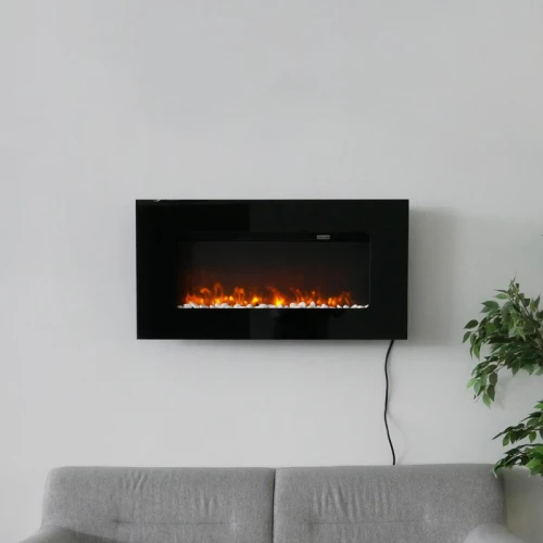 Vegghengt elektrisk peis, ligner på en TV-installasjon. Veggmontert peis i sort med LED