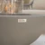 Roca biopeis i Space Grey – rund fiberbetongpeis med bronsefarget dekorglass og glassinnsats.