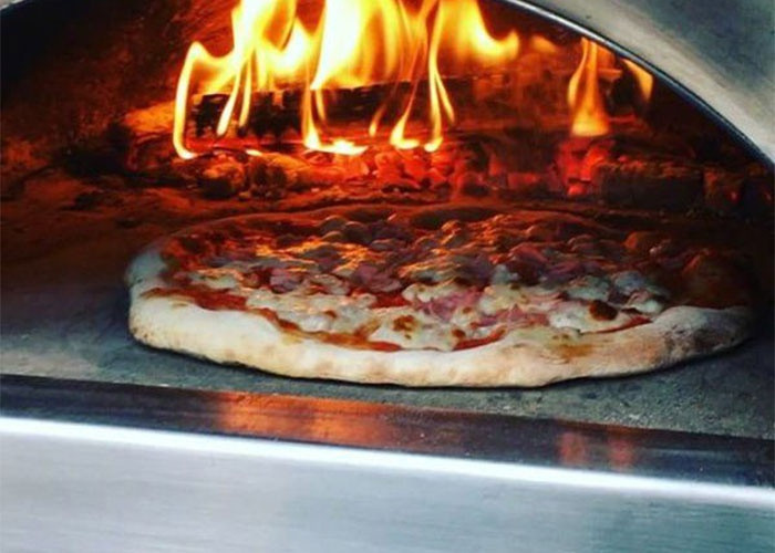 Pizza bagt i DeliVita uteovn